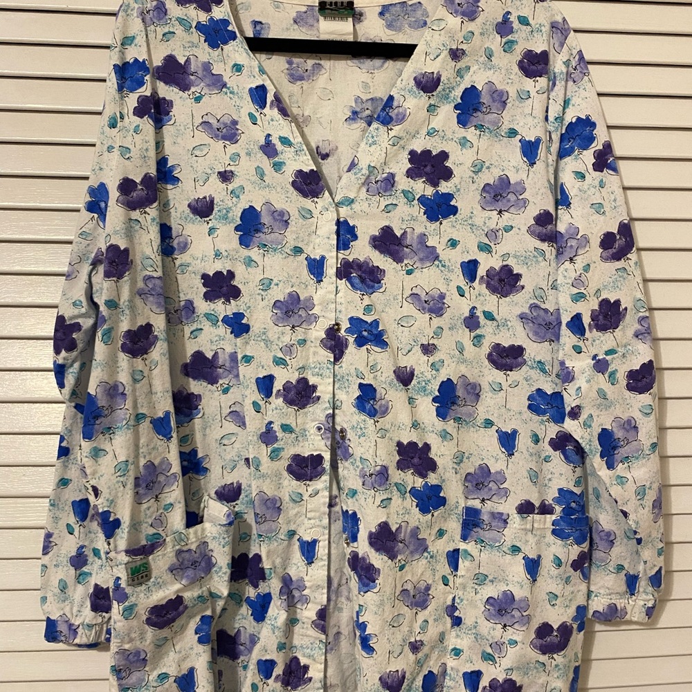 Five snap front scrub tops available.